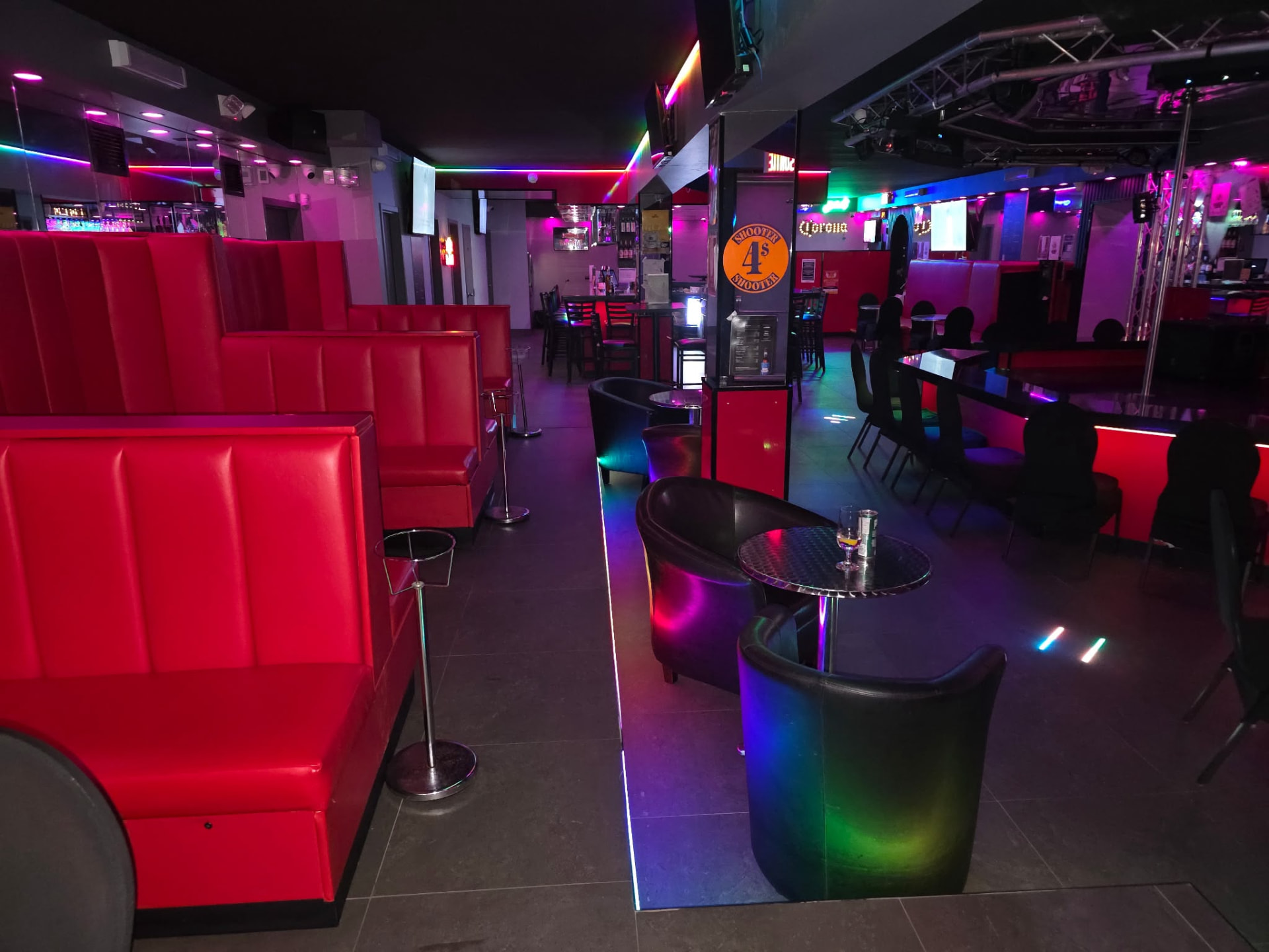 Banquettes rouges et allée centrale du club