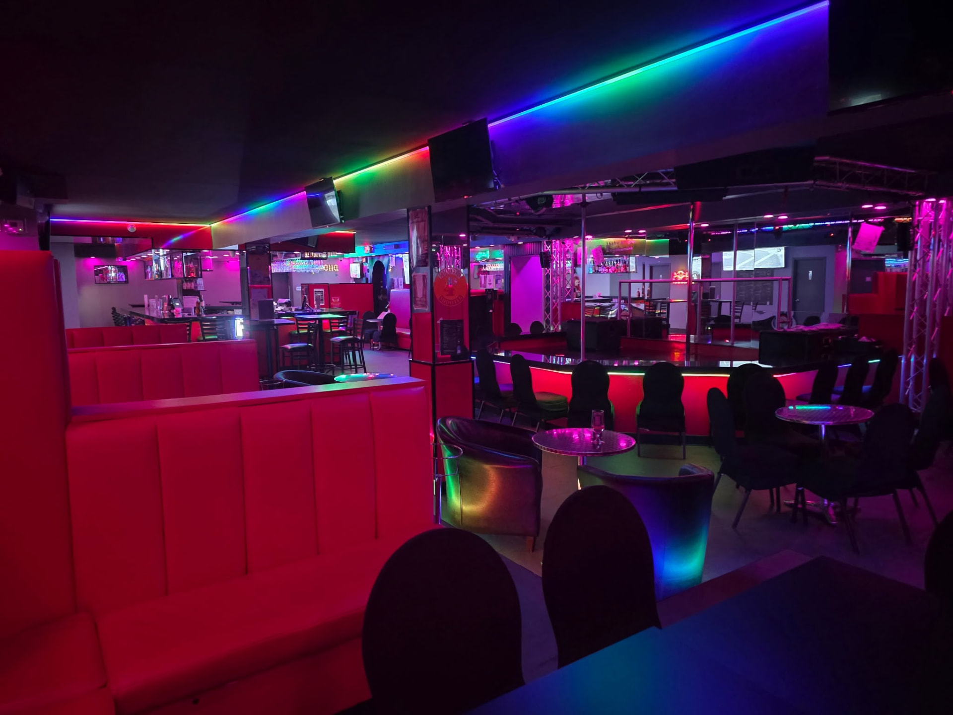 BIEN PLUS QU'UN BAR DE DANSEUSES. UNE EXPÉRIENCE.